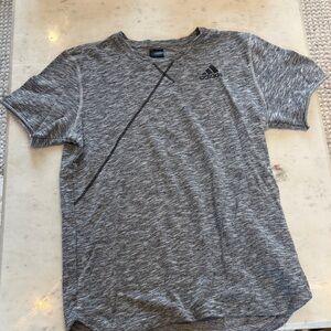 Men’s adidas grey shirt!!🤍🖤